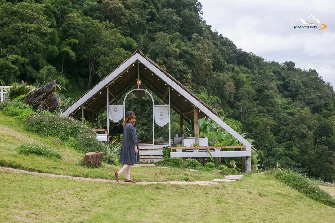 XPAX Travel Phupetra Chiang Mai – a cozy hilltop stay near Mon Jam with panoramic mountain views and peaceful natural surroundings. The highlight is its unique natural rock formation, a beautiful landmark right in front of the resort. Rooms are designed in a cute, minimalist Wabi-Sabi style, complete with full amenities. Guests can stargaze and enjoy mountain views right from their beds. The Farm Suk House offers a charming two-story stay with a lovely living room and a warm upstairs bedroom. There’s also a tent area for campers who love sleeping under the stars. Around the property, you’ll find lush vegetable gardens and colorful flower fields – perfect for photos and walks. In the evening, enjoy Thai BBQ on the balcony net while watching the sunset over the hills. Breakfast is served in-room, beautifully presented, and guests are welcomed with an afternoon tea set upon check-in. Phupetra offers a calm, romantic, storybook-like atmosphere, perfect for couples, families, and friends who want to relax in nature. Book your stay with XPAX Travel this winter to experience happiness, comfort, and breathtaking views all in one place.ที่พักภูเปตรา เชียงใหม่ อยู่บนเนินเขาใกล้ม่อนแจ่ม วิวภูเขาสวยแบบไม่มีอะไรมาบัง เห็นธรรมชาติรอบด้าน จุดเด่นคือหินธรรมชาติหน้าที่พักสวยโดดเด่นไม่เหมือนใคร ห้องพักตกแต่งสไตล์มินิมอลวาบิซาบิ นอนได้ชมวิวและดูดาวจากเตียง ภายในมีสิ่งอำนวยความสะดวกครบครัน มีทั้งบ้านฟาร์มสุขสองชั้นสุดน่ารักพร้อมห้องนั่งเล่นและห้องนอนวิวเขา และโซนกางเต็นท์สำหรับคนนอนชมดาว รอบที่พักมีสวนผักและสวนดอกไม้ให้เดินเล่นถ่ายรูปได้ทั้งวัน ตอนเย็นสามารถนั่งกินหมูกระทะบนระเบียงตาข่ายพร้อมวิวภูเขา อาหารเช้าเสิร์ฟถึงห้องหน้าตาน่าทานมาก พร้อมเซตอาฟเตอร์นูนทีต้อนรับตอนเช็คอิน บรรยากาศอบอุ่น เงียบสงบ ฟีลเหมือนอยู่บ้านในนิยาย เหมาะกับคู่รัก ครอบครัว และเพื่อนที่อยากพักผ่อนท่ามกลางธรรมชาติ หน้าหนาวนี้แนะนำจองที่พักภูเปตรากับ XPAX Travel เพื่อสัมผัสวิวสวย ความสุข และความสบายครบในที่เดียว