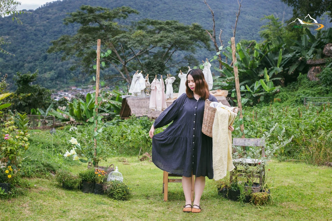 XPAX Travel Phupetra Chiang Mai – a cozy hilltop stay near Mon Jam with panoramic mountain views and peaceful natural surroundings. The highlight is its unique natural rock formation, a beautiful landmark right in front of the resort. Rooms are designed in a cute, minimalist Wabi-Sabi style, complete with full amenities. Guests can stargaze and enjoy mountain views right from their beds. The Farm Suk House offers a charming two-story stay with a lovely living room and a warm upstairs bedroom. There’s also a tent area for campers who love sleeping under the stars. Around the property, you’ll find lush vegetable gardens and colorful flower fields – perfect for photos and walks. In the evening, enjoy Thai BBQ on the balcony net while watching the sunset over the hills. Breakfast is served in-room, beautifully presented, and guests are welcomed with an afternoon tea set upon check-in. Phupetra offers a calm, romantic, storybook-like atmosphere, perfect for couples, families, and friends who want to relax in nature. Book your stay with XPAX Travel this winter to experience happiness, comfort, and breathtaking views all in one place.ที่พักภูเปตรา เชียงใหม่ อยู่บนเนินเขาใกล้ม่อนแจ่ม วิวภูเขาสวยแบบไม่มีอะไรมาบัง เห็นธรรมชาติรอบด้าน จุดเด่นคือหินธรรมชาติหน้าที่พักสวยโดดเด่นไม่เหมือนใคร ห้องพักตกแต่งสไตล์มินิมอลวาบิซาบิ นอนได้ชมวิวและดูดาวจากเตียง ภายในมีสิ่งอำนวยความสะดวกครบครัน มีทั้งบ้านฟาร์มสุขสองชั้นสุดน่ารักพร้อมห้องนั่งเล่นและห้องนอนวิวเขา และโซนกางเต็นท์สำหรับคนนอนชมดาว รอบที่พักมีสวนผักและสวนดอกไม้ให้เดินเล่นถ่ายรูปได้ทั้งวัน ตอนเย็นสามารถนั่งกินหมูกระทะบนระเบียงตาข่ายพร้อมวิวภูเขา อาหารเช้าเสิร์ฟถึงห้องหน้าตาน่าทานมาก พร้อมเซตอาฟเตอร์นูนทีต้อนรับตอนเช็คอิน บรรยากาศอบอุ่น เงียบสงบ ฟีลเหมือนอยู่บ้านในนิยาย เหมาะกับคู่รัก ครอบครัว และเพื่อนที่อยากพักผ่อนท่ามกลางธรรมชาติ หน้าหนาวนี้แนะนำจองที่พักภูเปตรากับ XPAX Travel เพื่อสัมผัสวิวสวย ความสุข และความสบายครบในที่เดียว