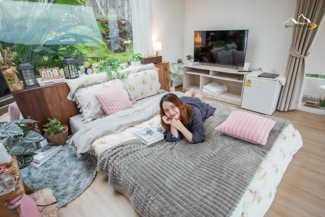 XPAX Travel Phupetra Chiang Mai – a cozy hilltop stay near Mon Jam with panoramic mountain views and peaceful natural surroundings. The highlight is its unique natural rock formation, a beautiful landmark right in front of the resort. Rooms are designed in a cute, minimalist Wabi-Sabi style, complete with full amenities. Guests can stargaze and enjoy mountain views right from their beds. The Farm Suk House offers a charming two-story stay with a lovely living room and a warm upstairs bedroom. There’s also a tent area for campers who love sleeping under the stars. Around the property, you’ll find lush vegetable gardens and colorful flower fields – perfect for photos and walks. In the evening, enjoy Thai BBQ on the balcony net while watching the sunset over the hills. Breakfast is served in-room, beautifully presented, and guests are welcomed with an afternoon tea set upon check-in. Phupetra offers a calm, romantic, storybook-like atmosphere, perfect for couples, families, and friends who want to relax in nature. Book your stay with XPAX Travel this winter to experience happiness, comfort, and breathtaking views all in one place.ที่พักภูเปตรา เชียงใหม่ อยู่บนเนินเขาใกล้ม่อนแจ่ม วิวภูเขาสวยแบบไม่มีอะไรมาบัง เห็นธรรมชาติรอบด้าน จุดเด่นคือหินธรรมชาติหน้าที่พักสวยโดดเด่นไม่เหมือนใคร ห้องพักตกแต่งสไตล์มินิมอลวาบิซาบิ นอนได้ชมวิวและดูดาวจากเตียง ภายในมีสิ่งอำนวยความสะดวกครบครัน มีทั้งบ้านฟาร์มสุขสองชั้นสุดน่ารักพร้อมห้องนั่งเล่นและห้องนอนวิวเขา และโซนกางเต็นท์สำหรับคนนอนชมดาว รอบที่พักมีสวนผักและสวนดอกไม้ให้เดินเล่นถ่ายรูปได้ทั้งวัน ตอนเย็นสามารถนั่งกินหมูกระทะบนระเบียงตาข่ายพร้อมวิวภูเขา อาหารเช้าเสิร์ฟถึงห้องหน้าตาน่าทานมาก พร้อมเซตอาฟเตอร์นูนทีต้อนรับตอนเช็คอิน บรรยากาศอบอุ่น เงียบสงบ ฟีลเหมือนอยู่บ้านในนิยาย เหมาะกับคู่รัก ครอบครัว และเพื่อนที่อยากพักผ่อนท่ามกลางธรรมชาติ หน้าหนาวนี้แนะนำจองที่พักภูเปตรากับ XPAX Travel เพื่อสัมผัสวิวสวย ความสุข และความสบายครบในที่เดียว