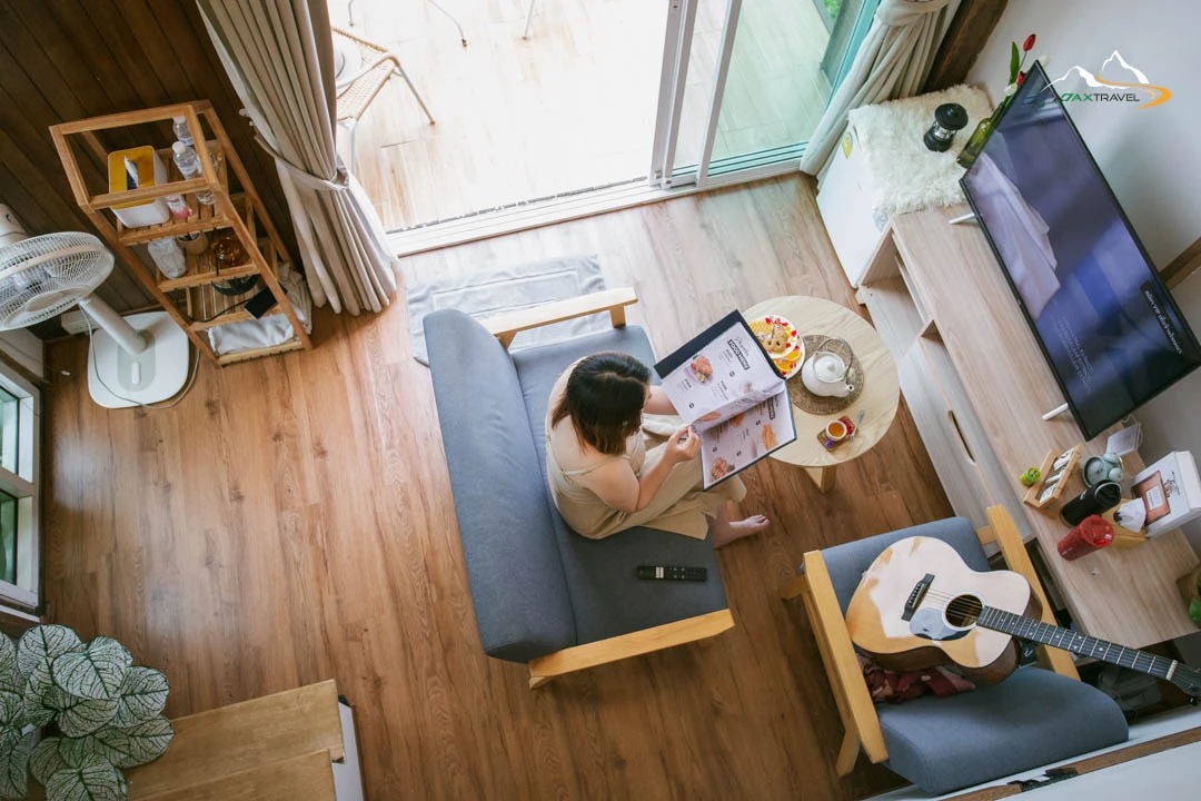 XPAX Travel Phupetra Chiang Mai – a cozy hilltop stay near Mon Jam with panoramic mountain views and peaceful natural surroundings. The highlight is its unique natural rock formation, a beautiful landmark right in front of the resort. Rooms are designed in a cute, minimalist Wabi-Sabi style, complete with full amenities. Guests can stargaze and enjoy mountain views right from their beds. The Farm Suk House offers a charming two-story stay with a lovely living room and a warm upstairs bedroom. There’s also a tent area for campers who love sleeping under the stars. Around the property, you’ll find lush vegetable gardens and colorful flower fields – perfect for photos and walks. In the evening, enjoy Thai BBQ on the balcony net while watching the sunset over the hills. Breakfast is served in-room, beautifully presented, and guests are welcomed with an afternoon tea set upon check-in. Phupetra offers a calm, romantic, storybook-like atmosphere, perfect for couples, families, and friends who want to relax in nature. Book your stay with XPAX Travel this winter to experience happiness, comfort, and breathtaking views all in one place.ที่พักภูเปตรา เชียงใหม่ อยู่บนเนินเขาใกล้ม่อนแจ่ม วิวภูเขาสวยแบบไม่มีอะไรมาบัง เห็นธรรมชาติรอบด้าน จุดเด่นคือหินธรรมชาติหน้าที่พักสวยโดดเด่นไม่เหมือนใคร ห้องพักตกแต่งสไตล์มินิมอลวาบิซาบิ นอนได้ชมวิวและดูดาวจากเตียง ภายในมีสิ่งอำนวยความสะดวกครบครัน มีทั้งบ้านฟาร์มสุขสองชั้นสุดน่ารักพร้อมห้องนั่งเล่นและห้องนอนวิวเขา และโซนกางเต็นท์สำหรับคนนอนชมดาว รอบที่พักมีสวนผักและสวนดอกไม้ให้เดินเล่นถ่ายรูปได้ทั้งวัน ตอนเย็นสามารถนั่งกินหมูกระทะบนระเบียงตาข่ายพร้อมวิวภูเขา อาหารเช้าเสิร์ฟถึงห้องหน้าตาน่าทานมาก พร้อมเซตอาฟเตอร์นูนทีต้อนรับตอนเช็คอิน บรรยากาศอบอุ่น เงียบสงบ ฟีลเหมือนอยู่บ้านในนิยาย เหมาะกับคู่รัก ครอบครัว และเพื่อนที่อยากพักผ่อนท่ามกลางธรรมชาติ หน้าหนาวนี้แนะนำจองที่พักภูเปตรากับ XPAX Travel เพื่อสัมผัสวิวสวย ความสุข และความสบายครบในที่เดียว