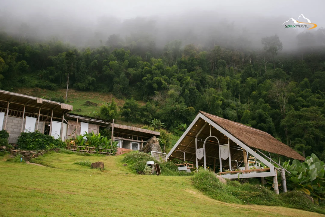 XPAX Travel Phupetra Chiang Mai – a cozy hilltop stay near Mon Jam with panoramic mountain views and peaceful natural surroundings. The highlight is its unique natural rock formation, a beautiful landmark right in front of the resort. Rooms are designed in a cute, minimalist Wabi-Sabi style, complete with full amenities. Guests can stargaze and enjoy mountain views right from their beds. The Farm Suk House offers a charming two-story stay with a lovely living room and a warm upstairs bedroom. There’s also a tent area for campers who love sleeping under the stars. Around the property, you’ll find lush vegetable gardens and colorful flower fields – perfect for photos and walks. In the evening, enjoy Thai BBQ on the balcony net while watching the sunset over the hills. Breakfast is served in-room, beautifully presented, and guests are welcomed with an afternoon tea set upon check-in. Phupetra offers a calm, romantic, storybook-like atmosphere, perfect for couples, families, and friends who want to relax in nature. Book your stay with XPAX Travel this winter to experience happiness, comfort, and breathtaking views all in one place.ที่พักภูเปตรา เชียงใหม่ อยู่บนเนินเขาใกล้ม่อนแจ่ม วิวภูเขาสวยแบบไม่มีอะไรมาบัง เห็นธรรมชาติรอบด้าน จุดเด่นคือหินธรรมชาติหน้าที่พักสวยโดดเด่นไม่เหมือนใคร ห้องพักตกแต่งสไตล์มินิมอลวาบิซาบิ นอนได้ชมวิวและดูดาวจากเตียง ภายในมีสิ่งอำนวยความสะดวกครบครัน มีทั้งบ้านฟาร์มสุขสองชั้นสุดน่ารักพร้อมห้องนั่งเล่นและห้องนอนวิวเขา และโซนกางเต็นท์สำหรับคนนอนชมดาว รอบที่พักมีสวนผักและสวนดอกไม้ให้เดินเล่นถ่ายรูปได้ทั้งวัน ตอนเย็นสามารถนั่งกินหมูกระทะบนระเบียงตาข่ายพร้อมวิวภูเขา อาหารเช้าเสิร์ฟถึงห้องหน้าตาน่าทานมาก พร้อมเซตอาฟเตอร์นูนทีต้อนรับตอนเช็คอิน บรรยากาศอบอุ่น เงียบสงบ ฟีลเหมือนอยู่บ้านในนิยาย เหมาะกับคู่รัก ครอบครัว และเพื่อนที่อยากพักผ่อนท่ามกลางธรรมชาติ หน้าหนาวนี้แนะนำจองที่พักภูเปตรากับ XPAX Travel เพื่อสัมผัสวิวสวย ความสุข และความสบายครบในที่เดียว