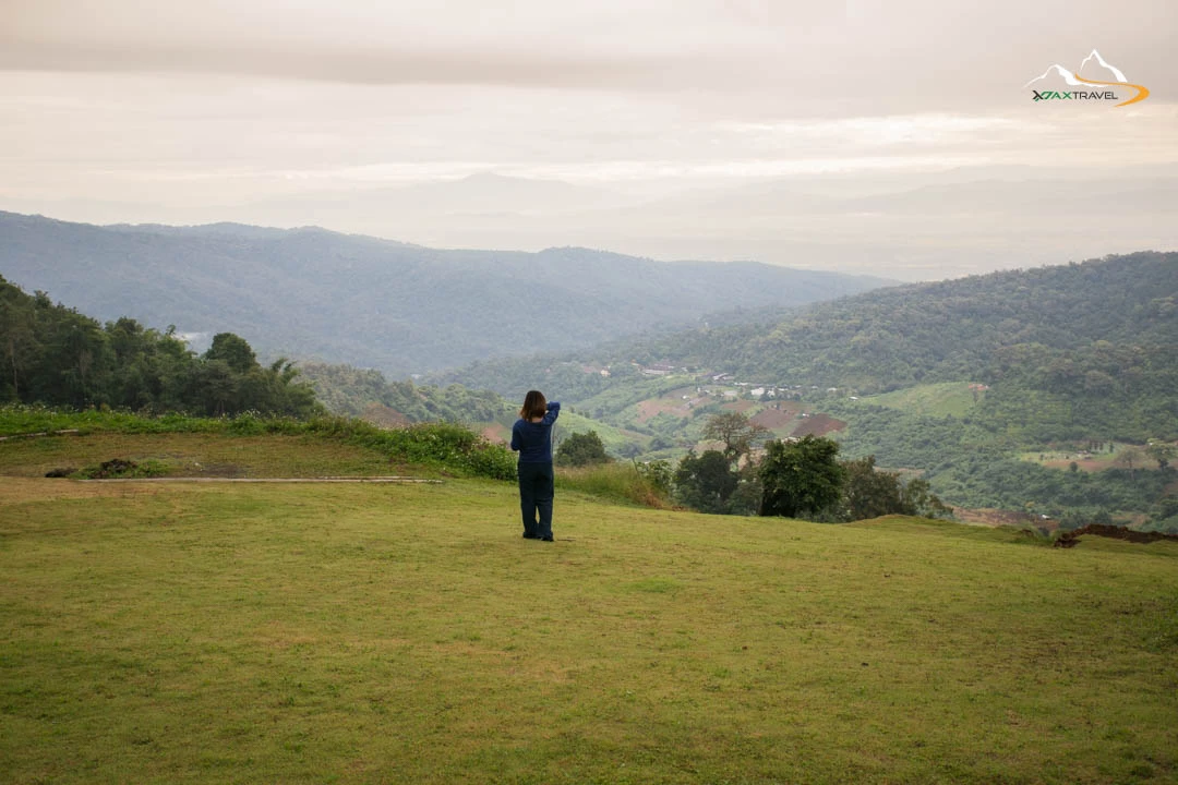 XPAX Travel Phupetra Chiang Mai – a cozy hilltop stay near Mon Jam with panoramic mountain views and peaceful natural surroundings. The highlight is its unique natural rock formation, a beautiful landmark right in front of the resort. Rooms are designed in a cute, minimalist Wabi-Sabi style, complete with full amenities. Guests can stargaze and enjoy mountain views right from their beds. The Farm Suk House offers a charming two-story stay with a lovely living room and a warm upstairs bedroom. There’s also a tent area for campers who love sleeping under the stars. Around the property, you’ll find lush vegetable gardens and colorful flower fields – perfect for photos and walks. In the evening, enjoy Thai BBQ on the balcony net while watching the sunset over the hills. Breakfast is served in-room, beautifully presented, and guests are welcomed with an afternoon tea set upon check-in. Phupetra offers a calm, romantic, storybook-like atmosphere, perfect for couples, families, and friends who want to relax in nature. Book your stay with XPAX Travel this winter to experience happiness, comfort, and breathtaking views all in one place.ที่พักภูเปตรา เชียงใหม่ อยู่บนเนินเขาใกล้ม่อนแจ่ม วิวภูเขาสวยแบบไม่มีอะไรมาบัง เห็นธรรมชาติรอบด้าน จุดเด่นคือหินธรรมชาติหน้าที่พักสวยโดดเด่นไม่เหมือนใคร ห้องพักตกแต่งสไตล์มินิมอลวาบิซาบิ นอนได้ชมวิวและดูดาวจากเตียง ภายในมีสิ่งอำนวยความสะดวกครบครัน มีทั้งบ้านฟาร์มสุขสองชั้นสุดน่ารักพร้อมห้องนั่งเล่นและห้องนอนวิวเขา และโซนกางเต็นท์สำหรับคนนอนชมดาว รอบที่พักมีสวนผักและสวนดอกไม้ให้เดินเล่นถ่ายรูปได้ทั้งวัน ตอนเย็นสามารถนั่งกินหมูกระทะบนระเบียงตาข่ายพร้อมวิวภูเขา อาหารเช้าเสิร์ฟถึงห้องหน้าตาน่าทานมาก พร้อมเซตอาฟเตอร์นูนทีต้อนรับตอนเช็คอิน บรรยากาศอบอุ่น เงียบสงบ ฟีลเหมือนอยู่บ้านในนิยาย เหมาะกับคู่รัก ครอบครัว และเพื่อนที่อยากพักผ่อนท่ามกลางธรรมชาติ หน้าหนาวนี้แนะนำจองที่พักภูเปตรากับ XPAX Travel เพื่อสัมผัสวิวสวย ความสุข และความสบายครบในที่เดียว