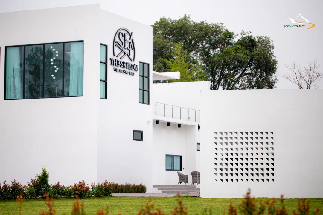 บรรยากาศภายนอก The SkyLom Villa พูลวิลล่าเขาค้อ สไตล์ Minimal Luxury วิวภูเขาและทุ่งกังหันลมแบบพาโนรามา