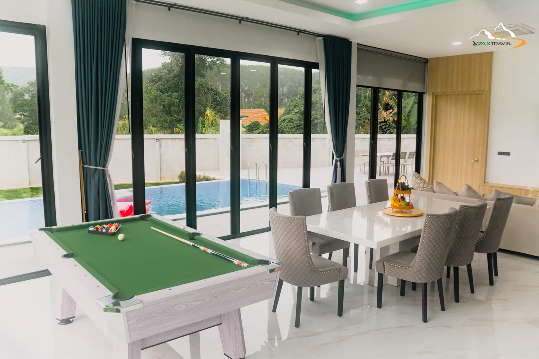 โซนห้องรับแขกดีไซน์ Luxury พร้อมโต๊ะพูลพรีเมียมที่ The SkyLom Villa พูลวิลล่าเขาค้อ พื้นที่ปาร์ตี้ส่วนตัวสำหรับครอบครัวและชาวแก๊ง
