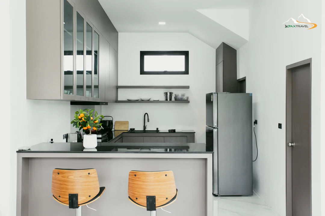ห้องครัวสไตล์มินิมอลอุปกรณ์ครบครันที่ The SkyLom Villa พูลวิลล่าเขาค้อ เหมาะสำหรับเตรียมวัตถุดิบปาร์ตี้บาร์บีคิวและหมูกระทะ