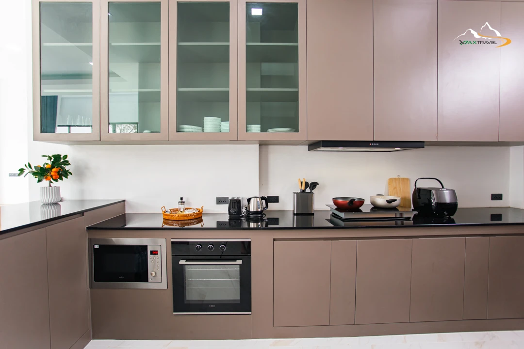 ห้องครัวสไตล์มินิมอลอุปกรณ์ครบครันที่ The SkyLom Villa พูลวิลล่าเขาค้อ เหมาะสำหรับเตรียมวัตถุดิบปาร์ตี้บาร์บีคิวและหมูกระทะ