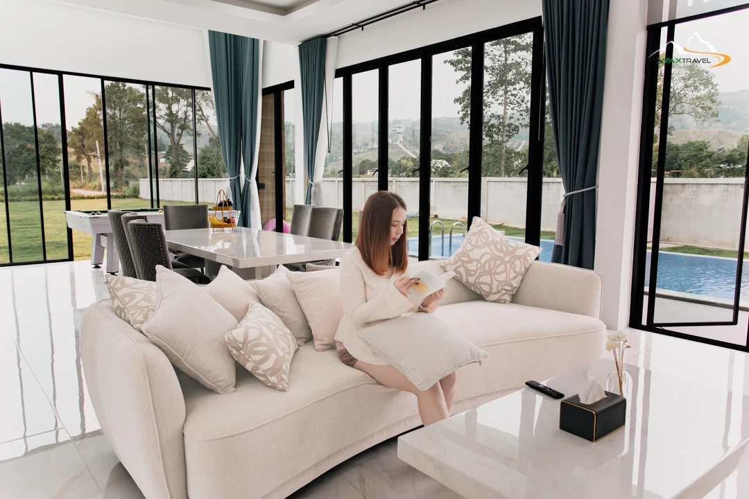 โซนห้องรับแขกดีไซน์ Luxury พร้อมโต๊ะพูลพรีเมียมที่ The SkyLom Villa พูลวิลล่าเขาค้อ พื้นที่ปาร์ตี้ส่วนตัวสำหรับครอบครัวและชาวแก๊ง