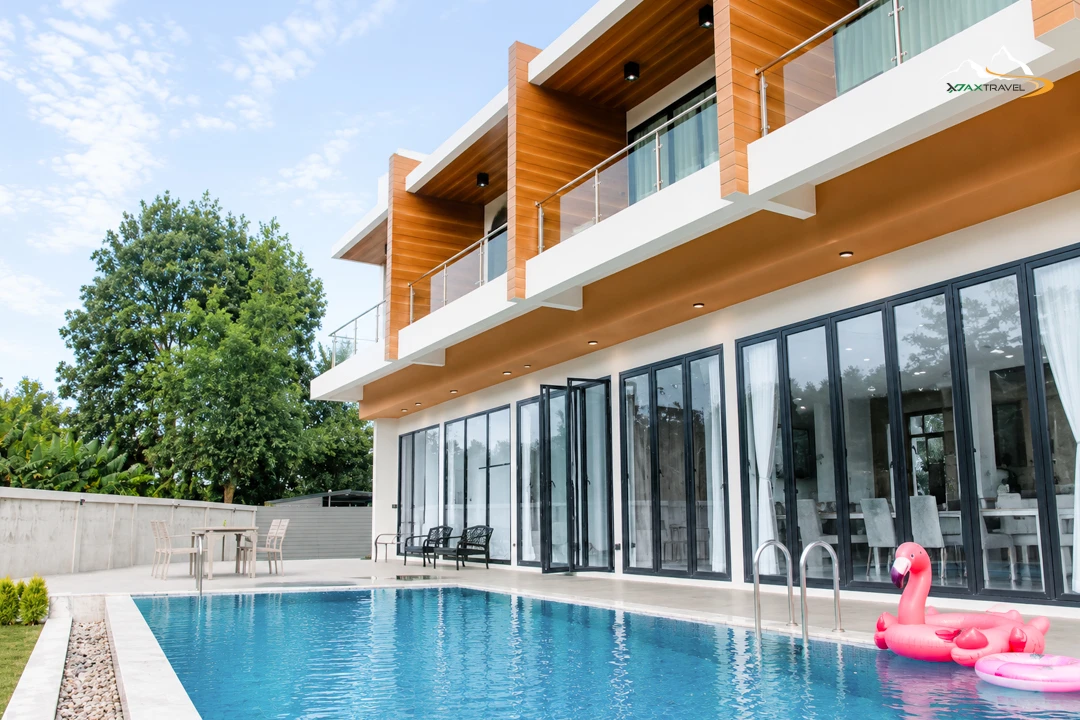 สระว่ายน้ำส่วนตัวริมระเบียงที่ The SkyLom Villa ที่พักพูลวิลล่าเขาค้อ เปิดใหม่ พร้อมวิวทะเลหมอก