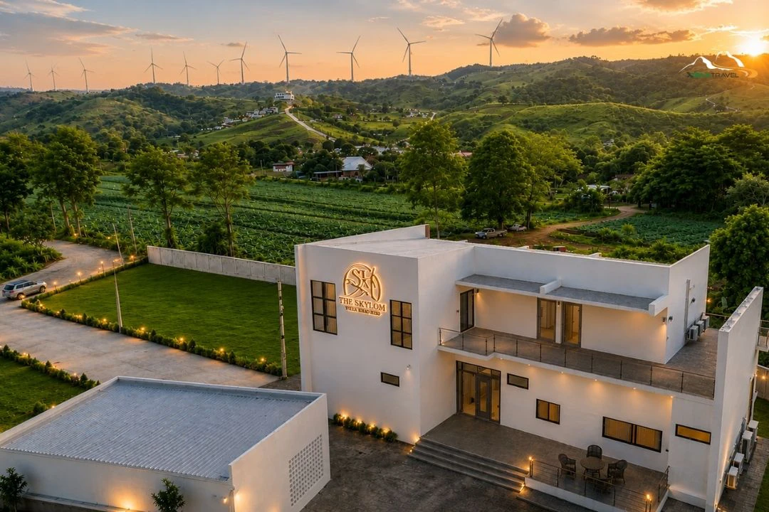 บรรยากาศภายนอก The SkyLom Villa พูลวิลล่าเขาค้อ สไตล์ Minimal Luxury วิวภูเขาและทุ่งกังหันลมแบบพาโนรามา