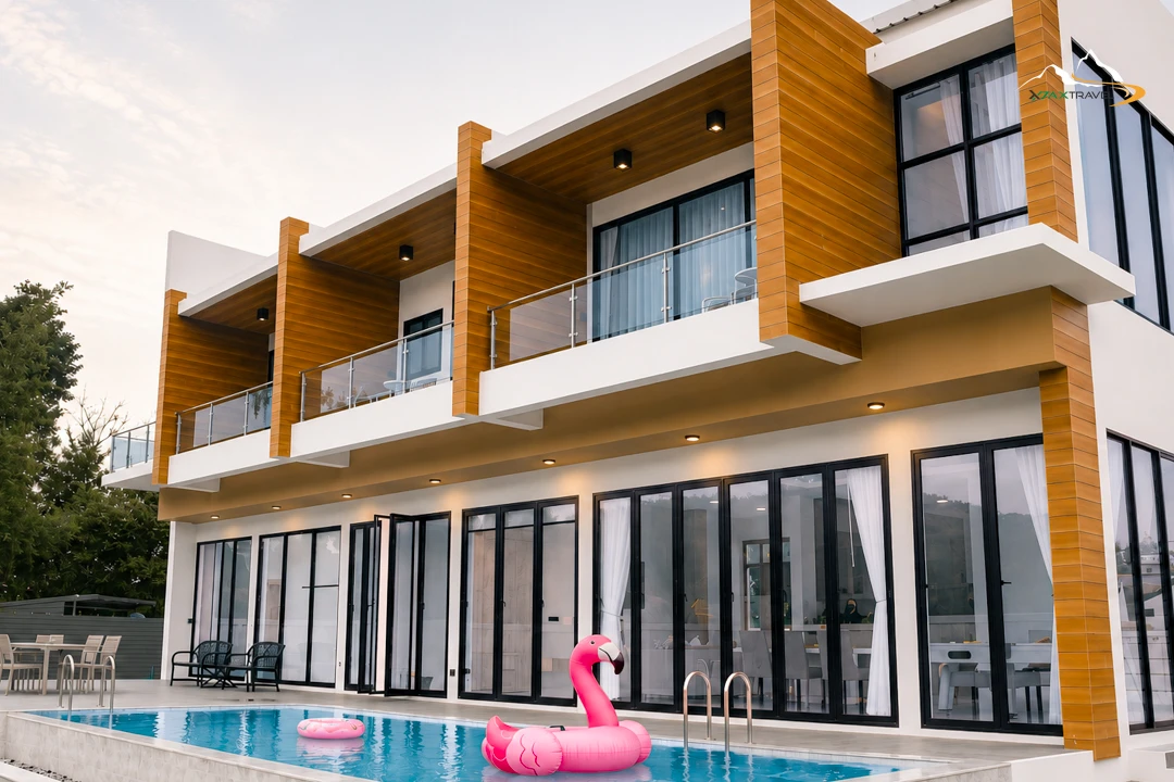 บรรยากาศภายนอก The SkyLom Villa พูลวิลล่าเขาค้อ สไตล์ Minimal Luxury วิวภูเขาและทุ่งกังหันลมแบบพาโนรามา