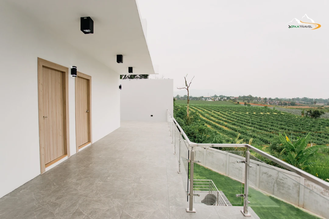 พื้นที่ระเบียงกว้างรับวิวทะเลหมอกแบบ 360 องศาที่ The SkyLom Villa ที่พักพูลวิลล่าเขาค้อ สัมผัสอากาศเย็นสบายท่ามกลางวิวกังหันลม